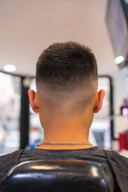 Photo very happy client gets the precious cut in the hairdresser