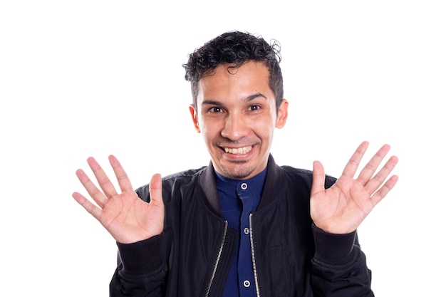 Uomo molto felice alzando le mani giovane latino molto sorridente che mostra le sue mani di gioia