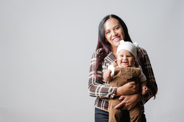 Photo very happy mother and baby. young mother holding her baby.