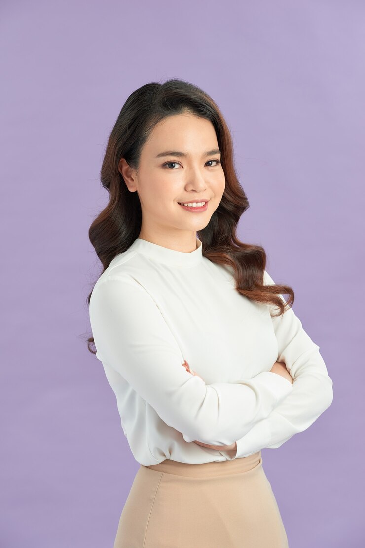 Photo 팔짱을 끼고 서 있는 매우 행복한 젊은 여성