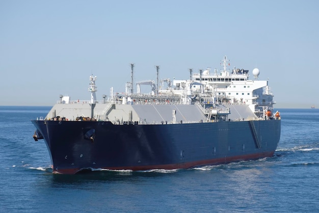 Photo very large gas carrier lng tanker at sea