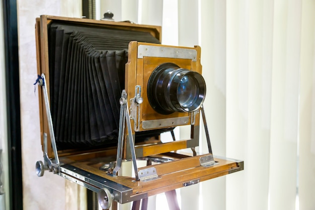 非常に古い素朴なビンテージ大判カメラ