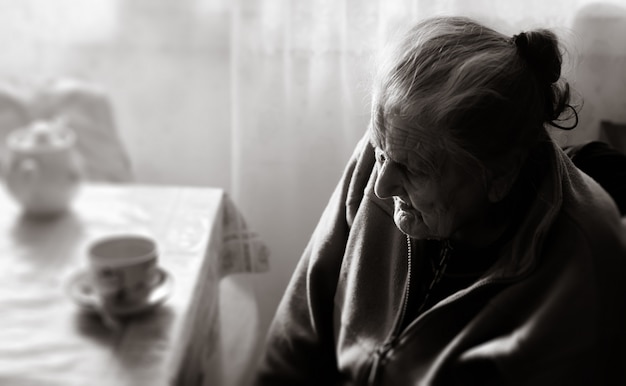 Photo very old tired woman
