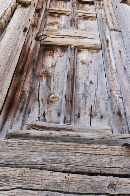 Porta in legno molto antica in campagna