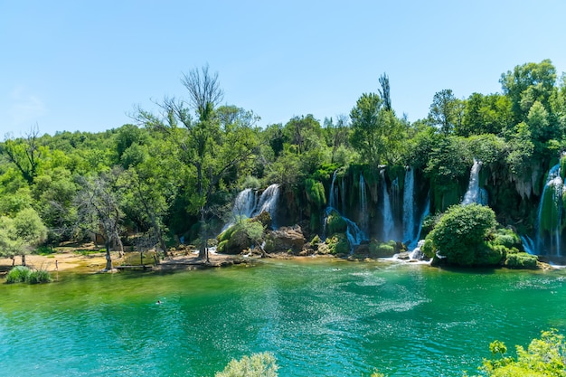 Una cascata molto pittoresca si trova nel parco nazionale di kravice in bosnia ed erzegovina.