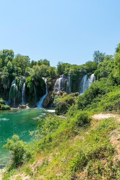 Очень живописный водопад находится в национальном парке Кравице в Боснии и Герцеговине.