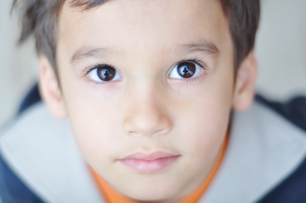 Foto ragazzino carino molto positivo