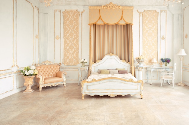 Photo very rich interior of the apartment with golden decorations on the walls in the baroque style and luxury furniture with gold paint.