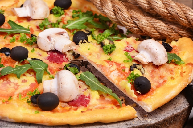 Очень вкусная пицца с грибами, помидорами и оливками