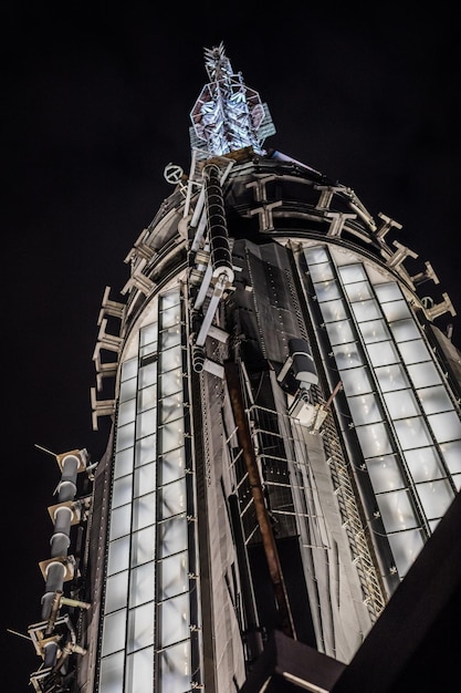 Photo very top portion of the empire state building at night from the balcony in manhattan nyc