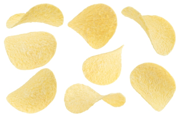 Verzameling van aardappelchips plakjes geïsoleerd op een witte achtergrond met uitknippad Close-up