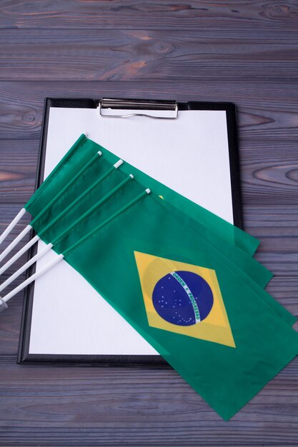 Verzameling van Braziliaanse vlaggen en klembord met blanco papier