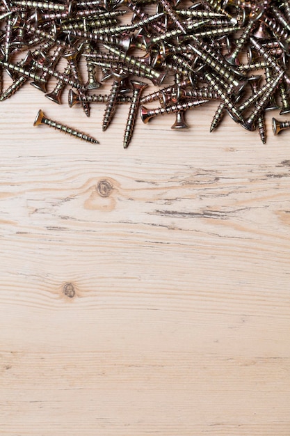 Foto verzameling van houtbewerkings-doe-het-zelf schroeven op een houten ondergrond