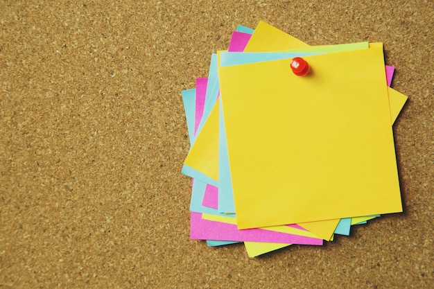 Verzameling van kleurrijke variëteit post-it. papier notitie herinnering plaknotities pin op kurk prikbord.