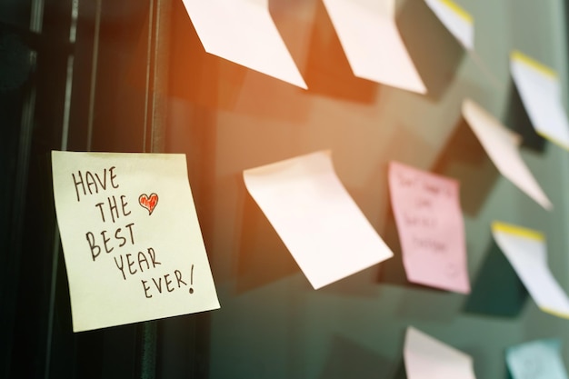 verzameling van kleurrijke variëteiten post it papier notitie herinnering kleverige notities pin papier blauw op kurk bulletin board lege ruimte voor tekst