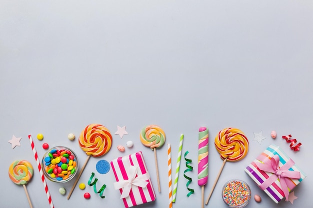 Verzameling van verjaardagsfeestje-objecten met geschenkdoos Valentijnsdag geschenkdoos Bovenaanzicht plat gelegd met kopieerruimte