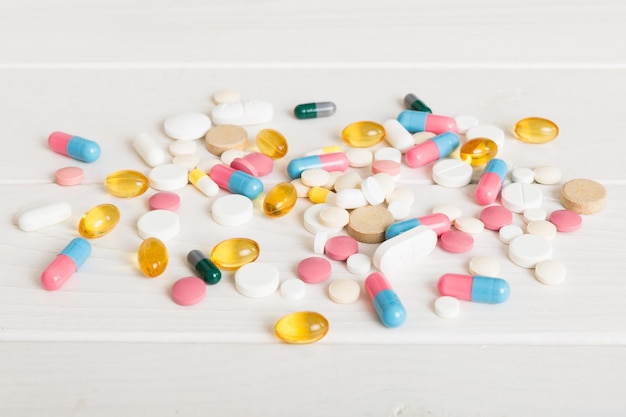 Verzameling van verschillende medische tabletten en pillen geassorteerde farmaceutische geneeskunde pillen tabletten en capsules op tafel achtergrond hoop van diverse verschillende geneeskunde tabletten gezondheidszorg