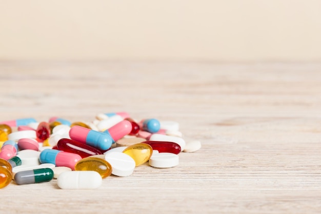 Verzameling van verschillende medische tabletten en pillen Geassorteerde farmaceutische geneeskunde pillen tabletten en capsules op tafel achtergrond Hoop van diverse verschillende geneeskunde tabletten Gezondheidszorg