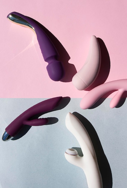 Verzameling van verschillende soorten seksspeeltjes op een blauwe en roze achtergrond Seksspeeltjes voor volwassenen dildo's vibrators clitoris stimulators