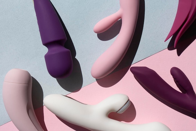 Verzameling van verschillende soorten seksspeeltjes op een blauwe en roze achtergrond Seksspeeltjes voor volwassenen dildo's vibrators clitoris stimulators