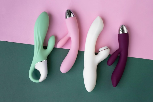 Foto verzameling van verschillende soorten seksspeeltjes op een groene en roze achtergrond seksspeeltjes voor volwassenen dildo's vibrators clitorisstimulatoren