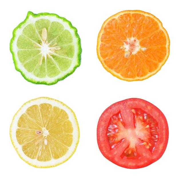 Verzameling van verse fruit- en groenteschijven op een witte achtergrond