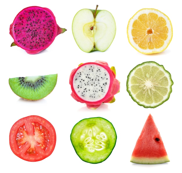 Verzameling van verse fruit- en groenteschijven op een witte achtergrond