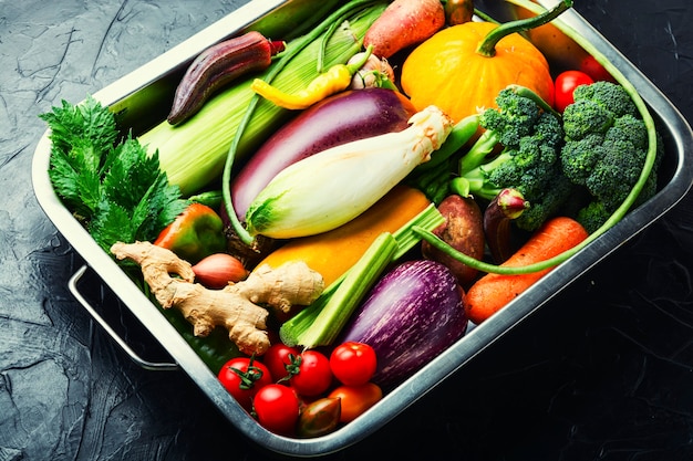 Verzameling van verse zomer- en herfstgroenten. Veganistisch eten