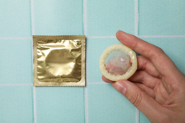 Verzegelde en geopende condooms op een blauwe achtergrond