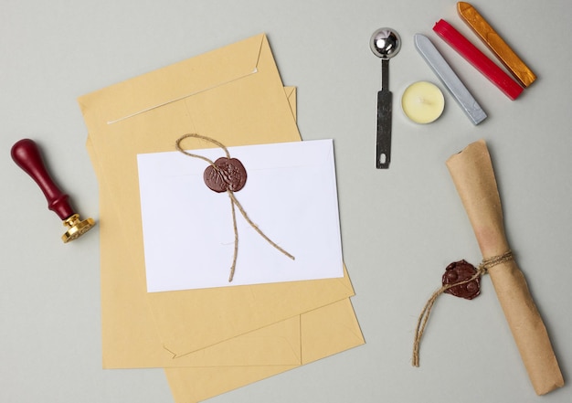 Verzegelde witte envelop met bruine lakzegel op beige achtergrond