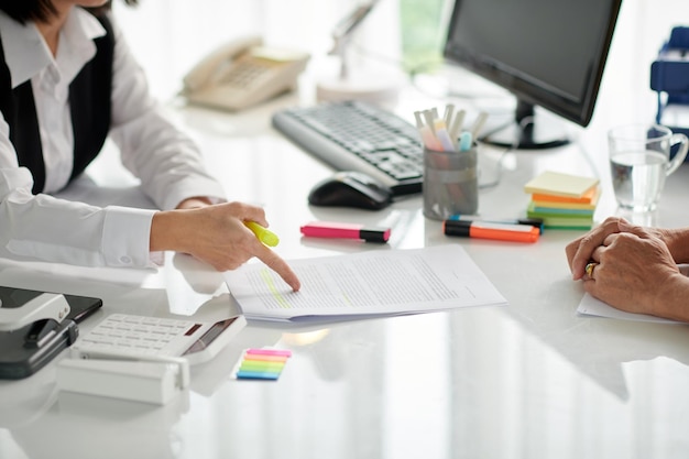 Verzekeringsagent in gesprek met senior vrouw