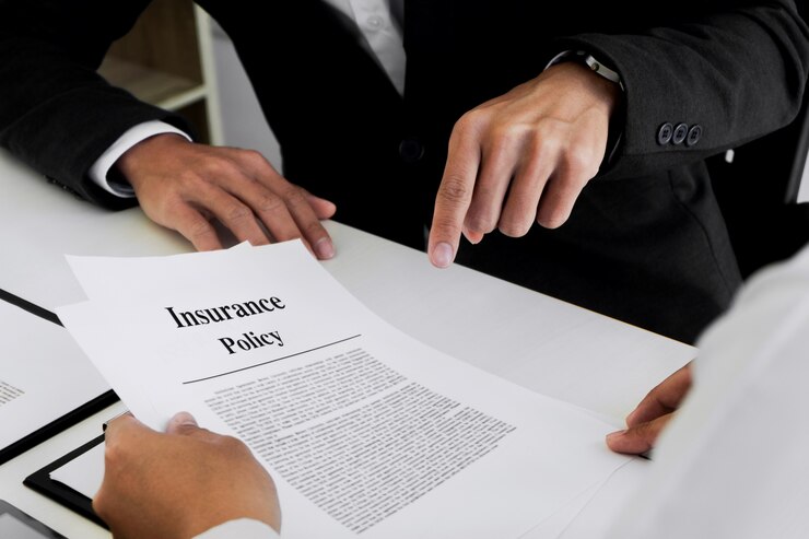 Verzekeringsagent uitleggen overleg met klant bij ondertekening van het polisformulier.
