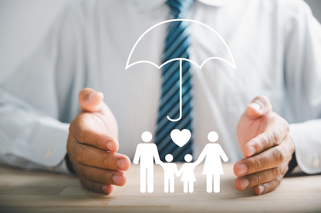 Foto verzekeringsconcepten een beschermende gebaar van een zakenman naast een silhouet van een jong gezin iconen voor gezinsverzekering gezondheid en huisverzekering afbeelding van gezinsverzekering en polisverzekering