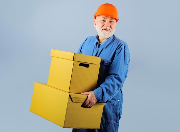 Verzending lachende man met kartonnen dozen bezorgservice bebaarde mannelijke koerier met kartonnen doos