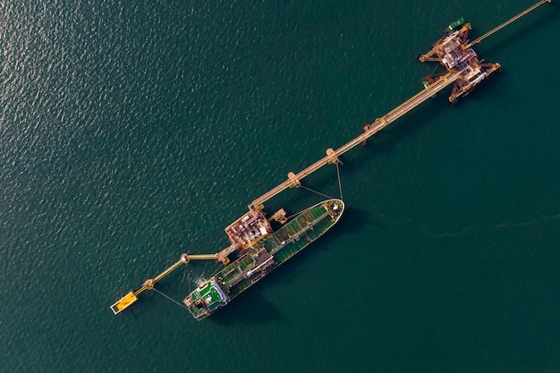 Verzending olietank op de groene zee