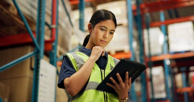 Verzendopslag en vrouw op tablet voor inspectie inventaris en online voorraad Vervaardigingsdistributie en persoon op digitale technologie voor logistiek onderhoud en checklist in de fabriek