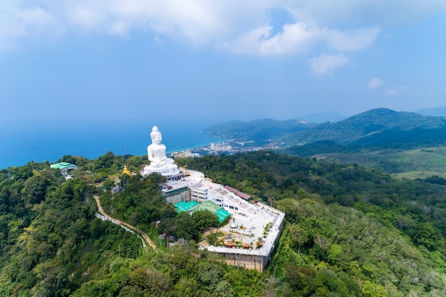 Vesak dag achtergrond concept van Grote Boeddha over hoge berg in Phuket Thailand Luchtfoto drone schot.