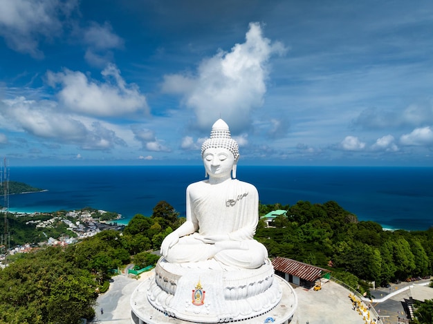 Foto il concetto di sfondo del giorno di vesak del grande buddha sopra un'alta montagna