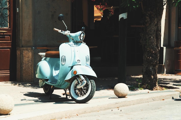 Photo vespa in front of a cafe