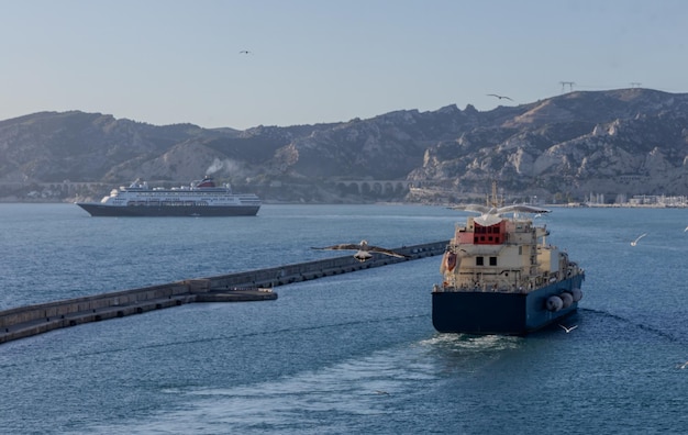 Photo a vessel on the open water transporting goods across the sea