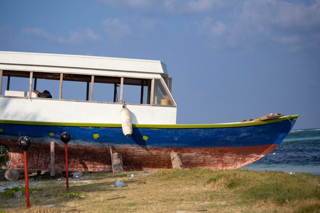 몰디브 굴히 섬의 항구에 있는 선박