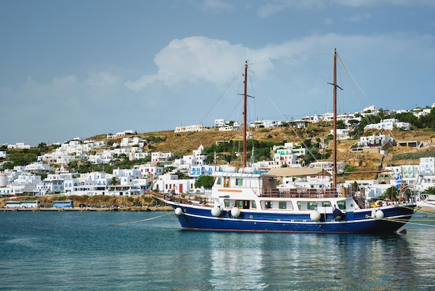 Nave goletta ormeggiata nel porto porto dell'isola di mykonos in grecia