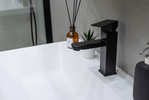 Photo vessel sink in stylish bathroom interior