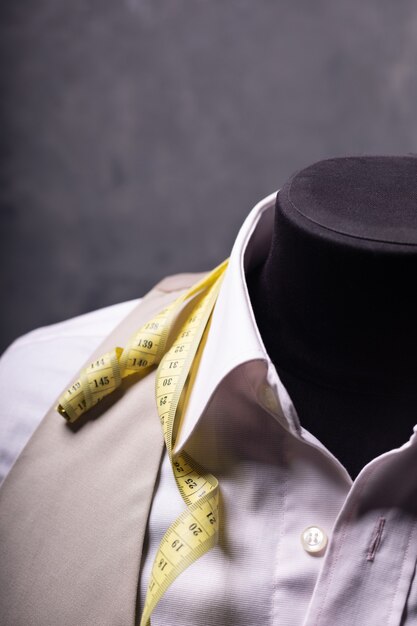 Foto vest en overhemd op mannelijke kleermaker, creatief concept van kledingatelier