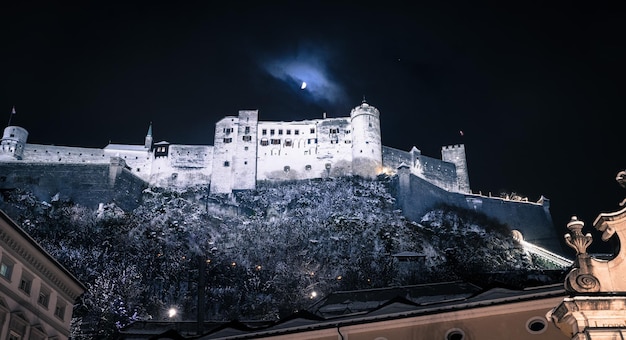 Vesting van Salzburg en de maan Winters in de nacht