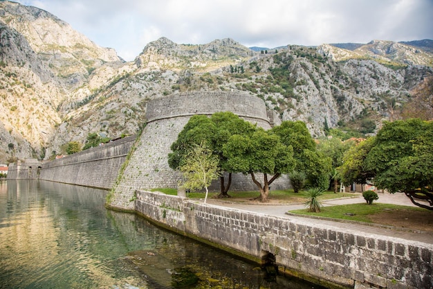 Vestingmuren rond de oude stad in Kotor Montenegro