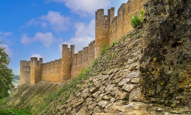 Vestingmuur en torens van katholiek klooster van tomar, portugal.