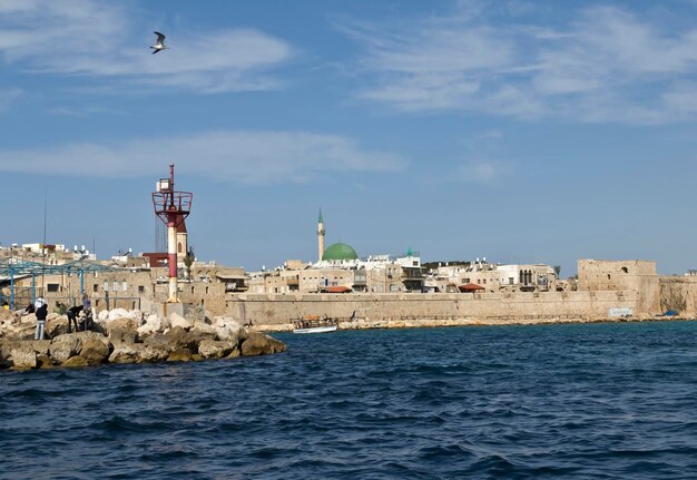 Vestingmuur langs de zee in Akko