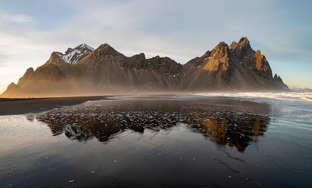 Il monte vestrahorn e la sua spiaggia di sabbia nera nel sud dell'islanda