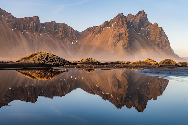 Il monte vestrahorn e la sua spiaggia di sabbia nera nel sud dell'islanda